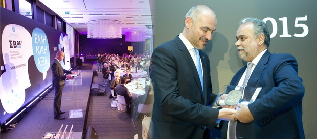 Ο πρόεδρος της ALUMIL Γιώργος Μυλωνάς, παραλαμβάνει το βραβείο από τον πρόεδρο του Σ.Β.Β.Ε.