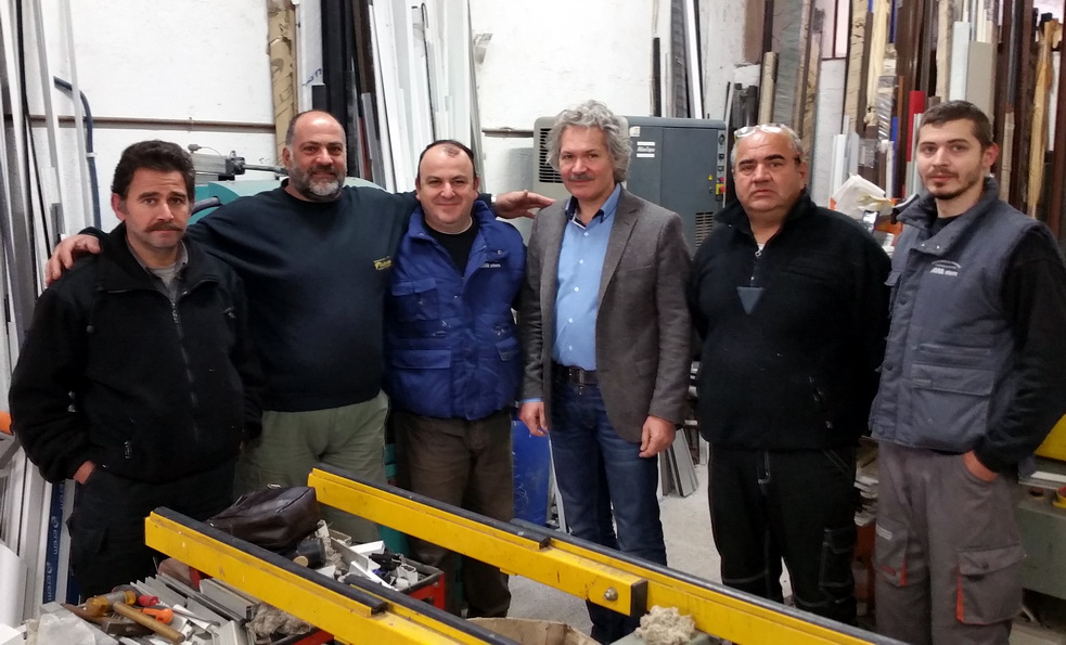 Ο κ. Θεόφιλος Παγιάτης σε μία από τις συχνές επισκέψεις του σε κατασκευαστές ανά την Ελλάδα. Εδώ με συναδέλφους του στον Νομό Χανιών.