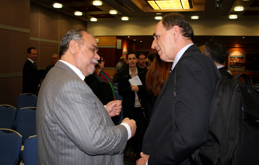 Ο Γιώργος Μυλωνάς συνομιλεί με τον υπουργό Γιώργο Σταθάκη μετά το τέλος της εκδήλωσης