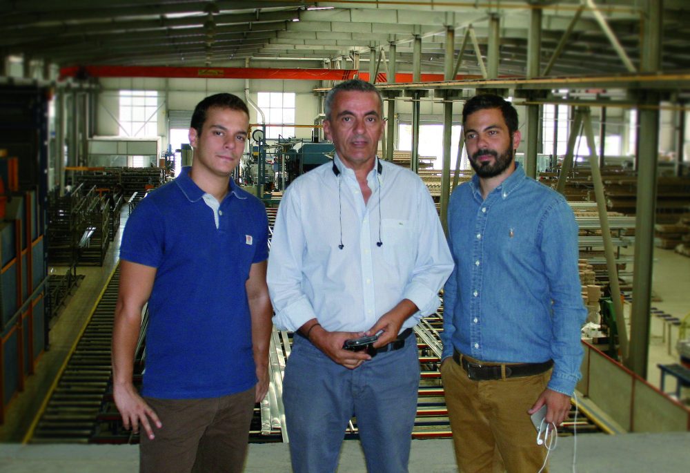 1.Ο πρόεδρος της ALFA Αντώνης Λίτινας (κέντρο) μαζί με τους υιούς του, Μάνο (αριστερά) και Αλέξανδρο (δεξιά), στους οποίους και έχει αναθέσει ενεργό διοικητικό ρόλο στο πλαίσιο λειτουργίας της εταιρείας