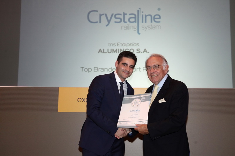 Ο Σπύρος Γριβέας (αριστερά), διευθυντής Mrkt της ALUMINCO AE, βραβεύτηκε από τον κ. Α. Γκορτζή, πρόεδρο της ΕΒΕΝ Ελλάδας και Ευρώπης.